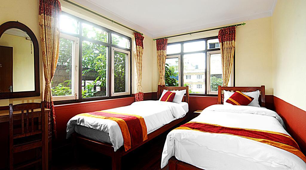 Готель Kathmandu Garden House Екстер'єр фото