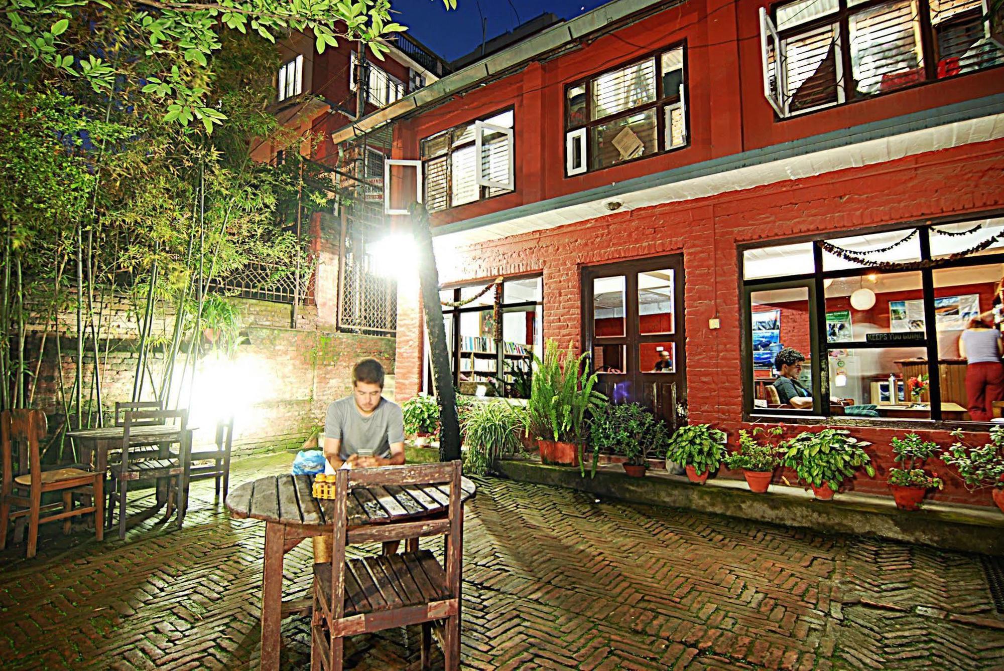 Готель Kathmandu Garden House Екстер'єр фото